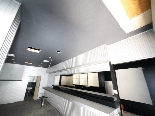 大安寺西荒井店舗の内装