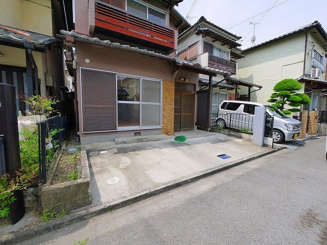 筒井町阪本邸の駐車場|車をお持ちの方に嬉しい駐車場付きの物件です