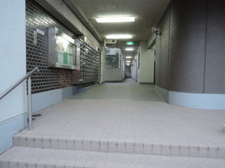 【エントランス】 | JR「川崎」駅バス6分「大島五丁目」停徒歩1分の3路線利用可能と好立地！