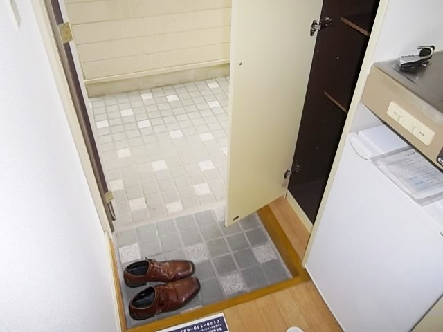 ジュネパレス市川第24Ａの玄関