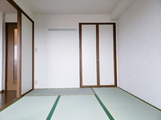 【寝室】 | サンメゾン　Ａ | 落ち着いた色調の寝室です