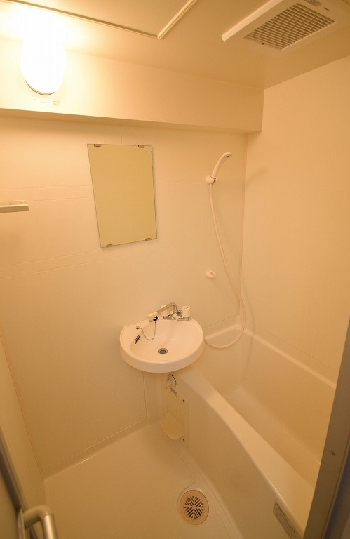 ディーセント天神南の浴室