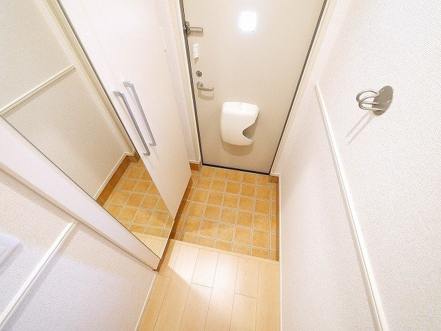 カルム秋篠の玄関|大きな鏡付きのシューズボックス