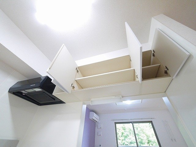 カルム秋篠のキッチン|大きな吊戸棚と換気扇です