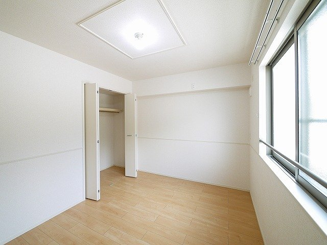 カルム秋篠の洋室|各居室に収納スペースがあります