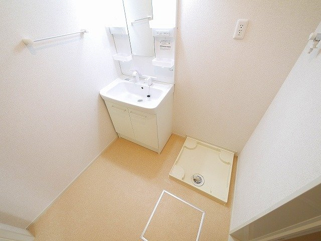 カルム秋篠の洗面所|室内に洗濯機が置けます
