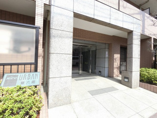 【エントランス】 | 京急本線「雑色」駅徒歩5分、京急本線・京急空港線「京急蒲田」駅徒歩15分と好立地。