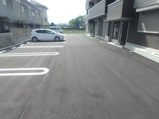 ラフィーネ亀山の駐車場