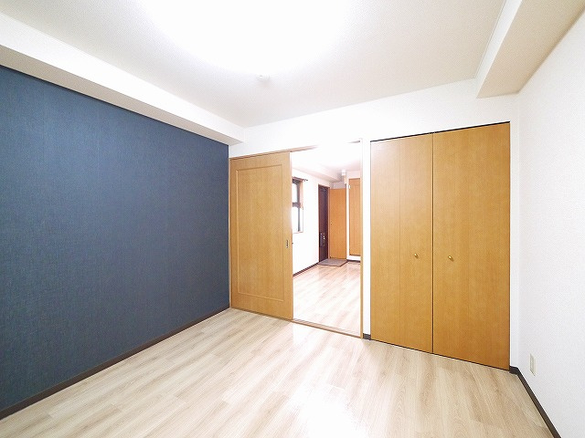 サニーコート西大寺の寝室|広くて明るい寝室