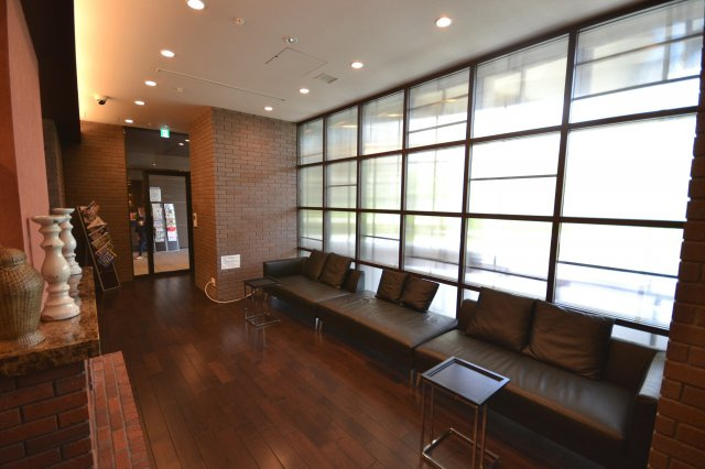 阿波座ライズタワーズ フラッグ46のその他共用部分|1階にあるライブラリー　ゆったりとしたソファーでくつろぎながら利用できます