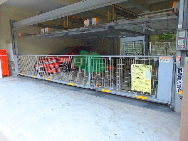スカイコート博多駅前1の駐車場