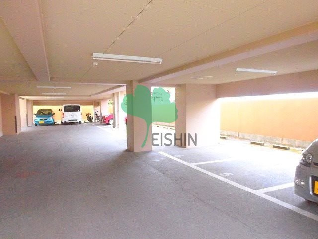 スペーステック博多1の駐車場