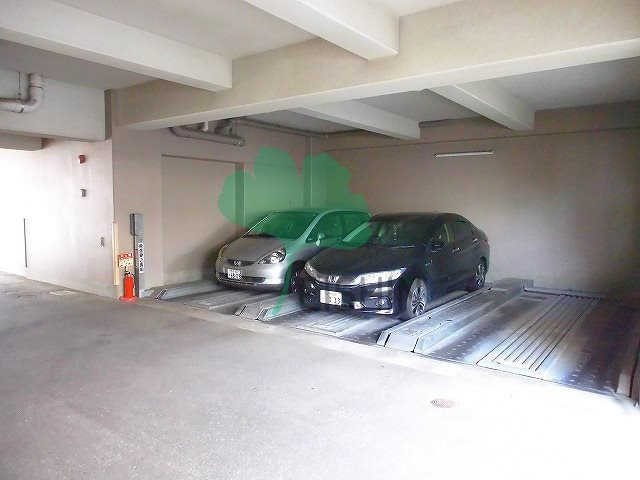 ハイツルミエールペッティの駐車場