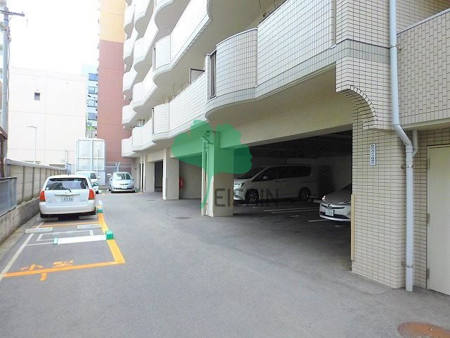 ムーブル博多の駐車場