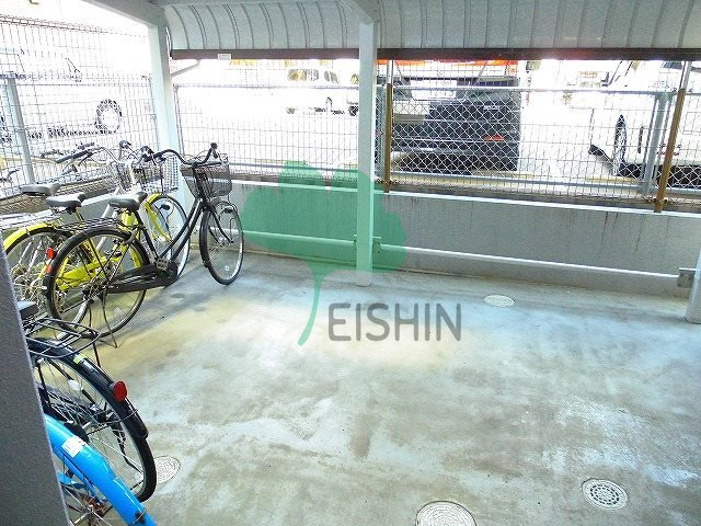 ウエストサイド箱崎の駐車場