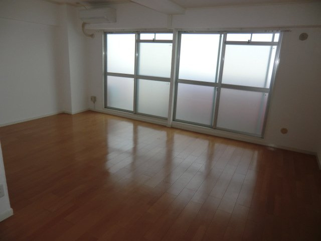 エヌ・エム・セーズの居間・リビング