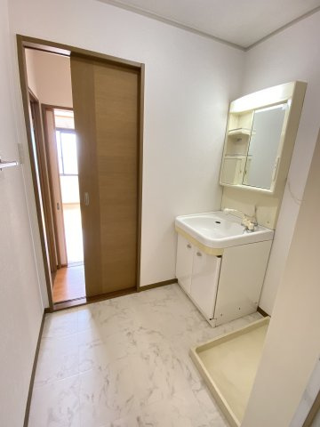 パークビレッジAの洗面所|扉付き洗面脱衣室
