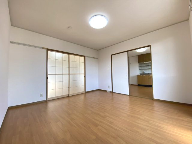 パークビレッジAの洋室|南洋室８帖