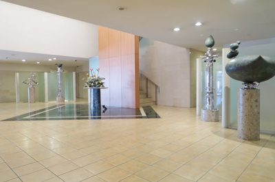 【エントランス】 | エスト・グランディール横濱関内 ４Ｆ | エントランスホール、オブジェが飾られています