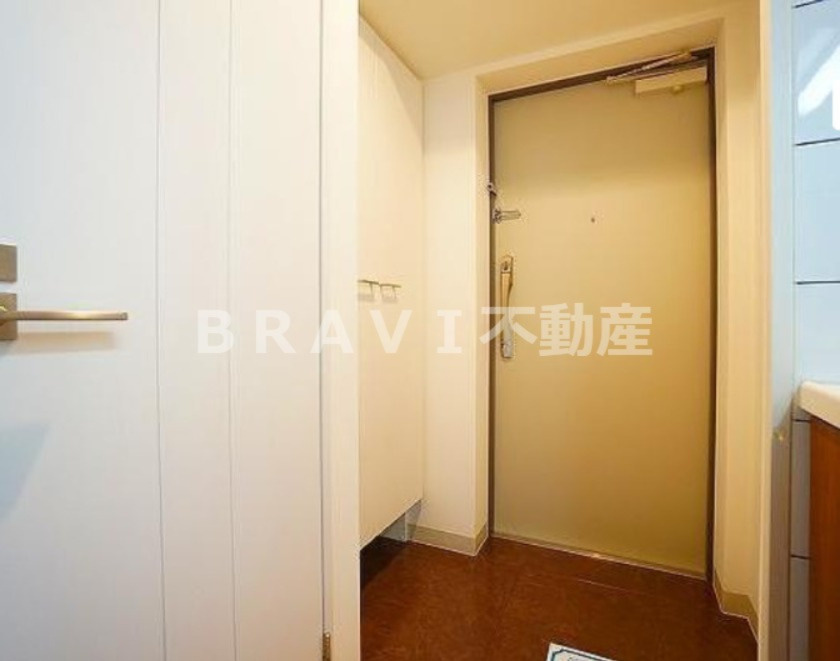 アーデン谷町　BRAVI不動産の玄関