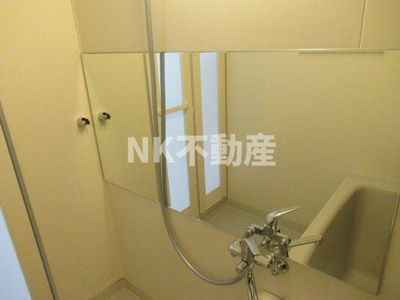 【浴室】 | サンメゾン（俊徳道賃貸） | お風呂に鏡があります