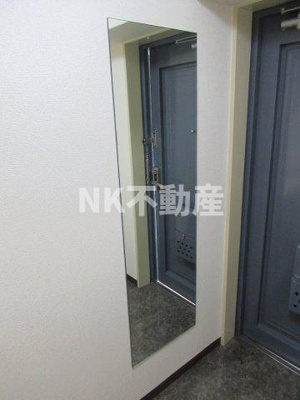 【玄関】 | サンメゾン（俊徳道賃貸） | 玄関に鏡があります