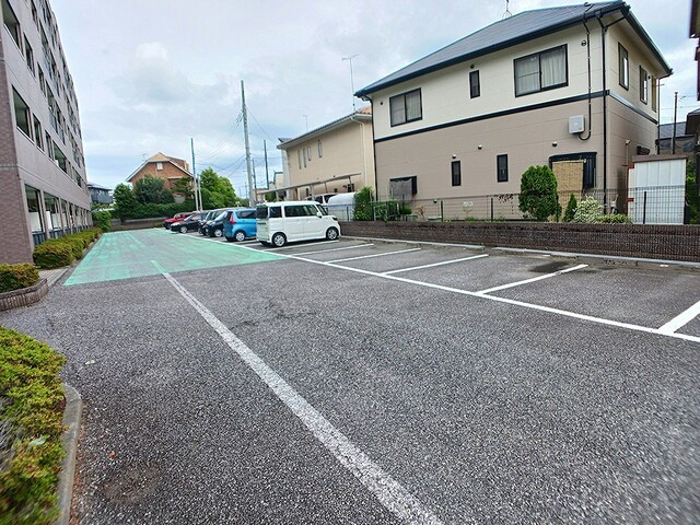 グランセレッソ弐番館の駐車場