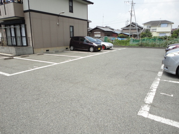 グランドゥール殿元の駐車場