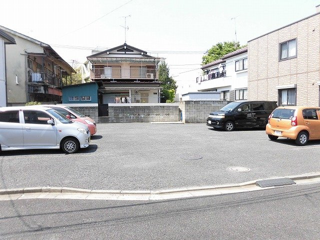 ミラベルガーデンの駐車場