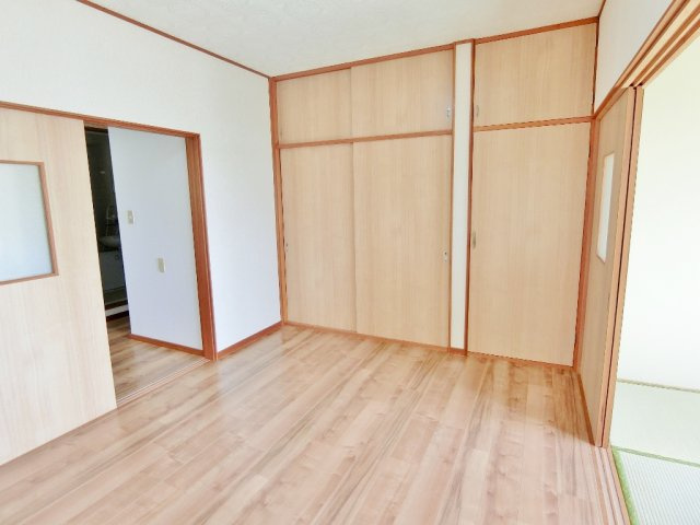 コーポ佐藤の洋室