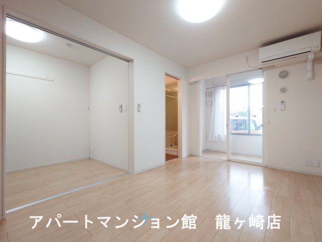 アイランドヒルズアミファイナルの居間・リビング