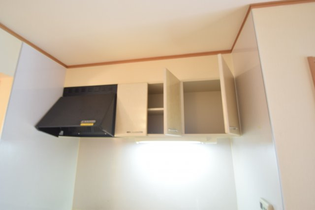 アムールのキッチン|キッチン上に収納あります