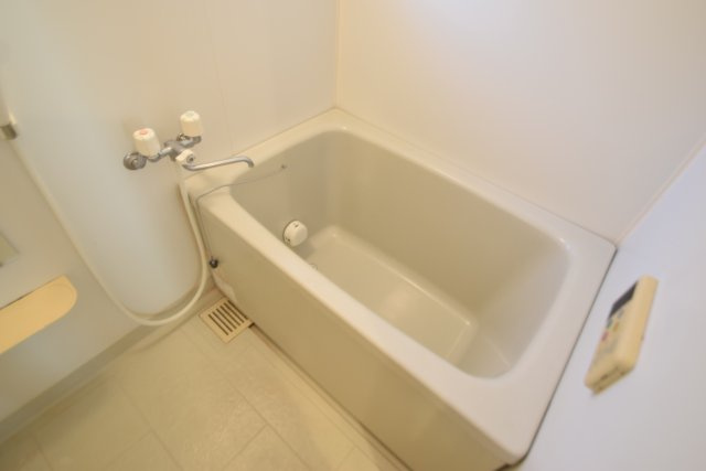 アムールの浴室|追い焚き機能付きです