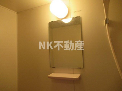 【浴室】 | エステートピアナカタD棟（長瀬賃貸） | お風呂に鏡があります