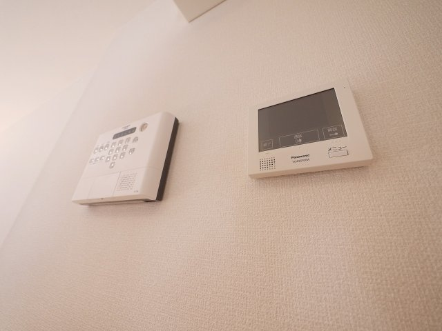 サニーソレイユのセキュリティ|お顔が見えるモニター付きインターホンで安心。