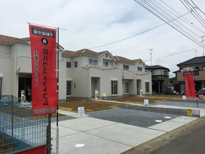 【外観】 | 加須市 外川 南欧風新築物件　土地６６坪　車並列３台可