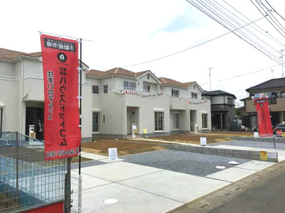 【外観】 | 加須市 外川 南欧風新築物件　土地６６坪　車並列３台可 | 外観です