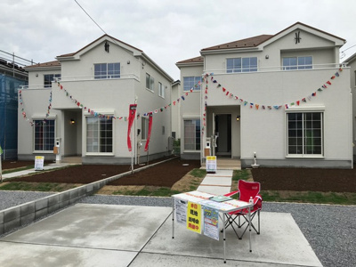 【外観】 | 加須市 外川 南欧風新築物件　土地６６坪　車並列３台可