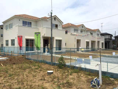 【外観】 | 加須市 外川 南欧風新築物件　土地６６坪　車並列３台可 | 外観は落ち着いています