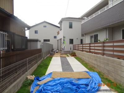 【駐車場】 | さいたま市緑区三室／新築デザイナーズ住宅全２棟・残1棟 | 間口3ｍの広々駐車場、３ナンバー２台可能