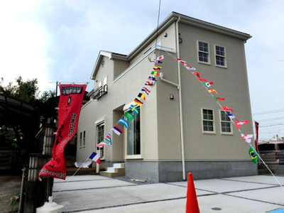 【外観】 | 上尾市川　土地広々新築住宅 | 複層ガラスは室内の明るさはそのままで冷房効果を高められます。トイレが二カ所付いた安心の設備設計。当社イチオシの物件の「上尾市川新築住宅」。