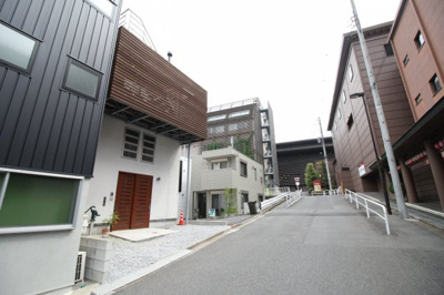【前面道路含む現地写真】 | 千代田区隼町　中古戸建