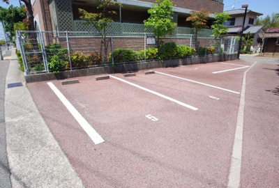 【駐車場】 | ラッフィナート有瀬 | 駐車場