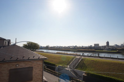 【展望】 | 小岩8分　南小岩六丁目新築戸建 | 土手もすぐちかく。休日は散歩に出かける方をよくみかけます。