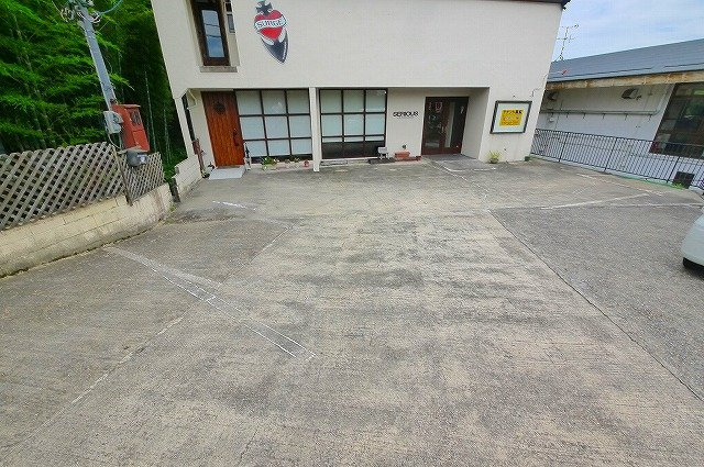 佐保台店舗の駐車場