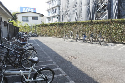 【外観】 | ルーブル中野沼袋 | 2019年撮影バルコニー側自転車置き場