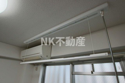 【バルコニー】 | サカエマンション（八戸ノ里賃貸） | 室内物干しです