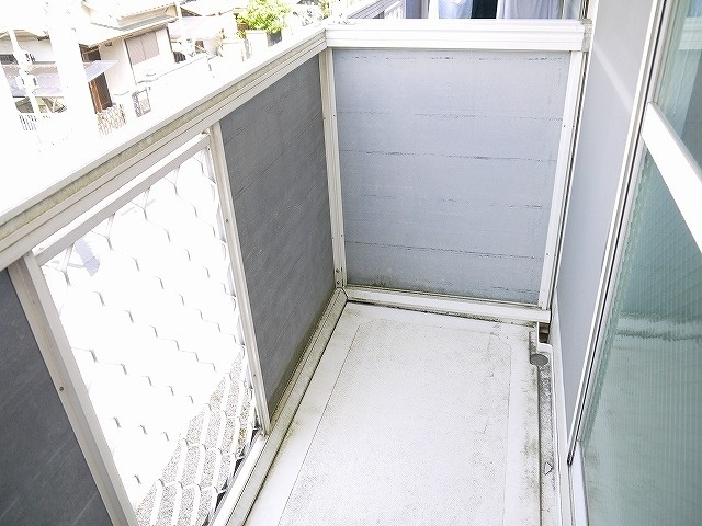 桜井第6マンションのバルコニー|バルコニーからの眺めを楽しみながら食事をしませんか