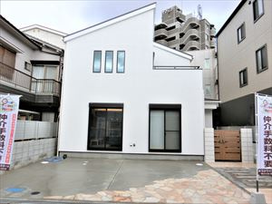 【外観】 | 豊中市桜の町1丁目新築戸建て | 【現地モデルハウス】 陽だまりに浮かび上がる外観は、いつまでも色褪せる事のない普遍性を目指し、シンプルで飽きのこないデザインを採用致しました♪