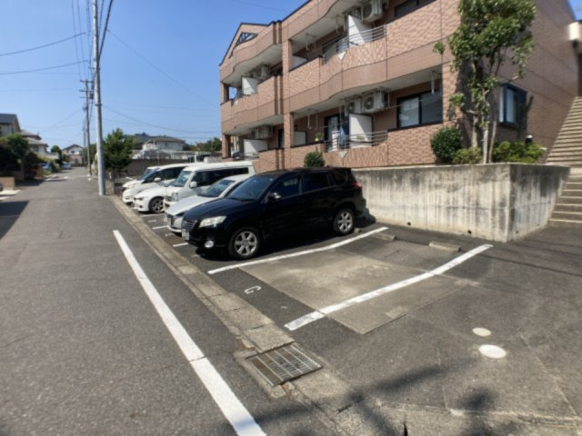 ローズガーデン青山の駐車場
